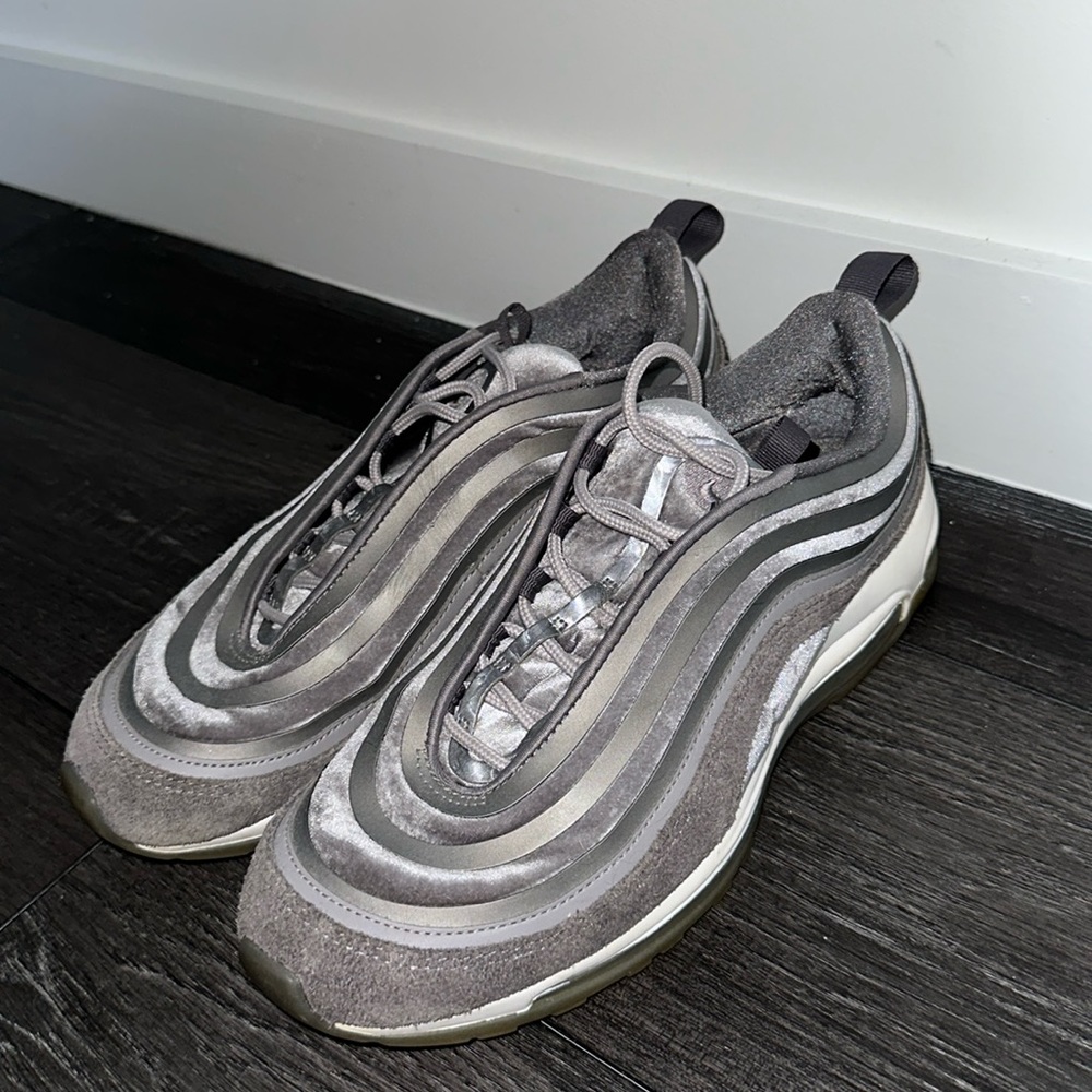 Women’s lux velvet air max